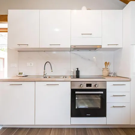 Pet Friendly In With Kitchen *