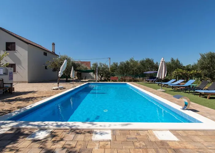 6 Bedroom In *