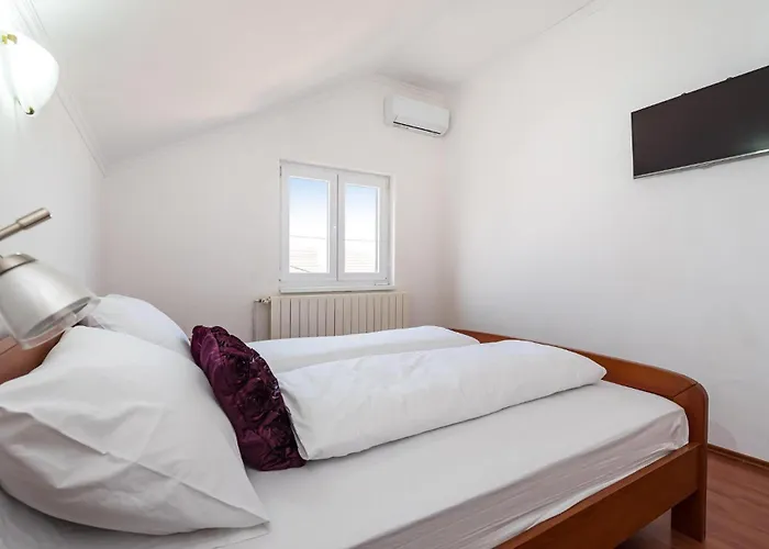 6 Bedroom In *