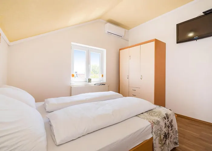 6 Bedroom In