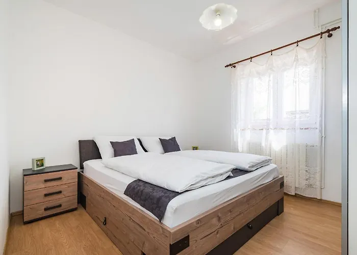6 Bedroom In *