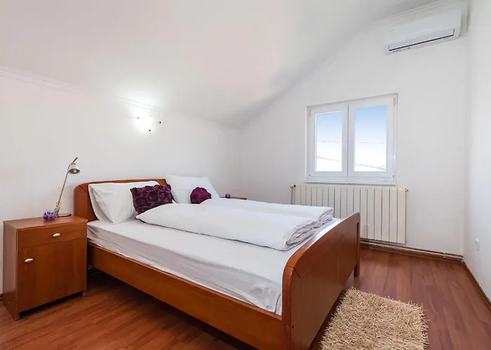 6 Bedroom In Vakantiehuis Murvica (Policnik)