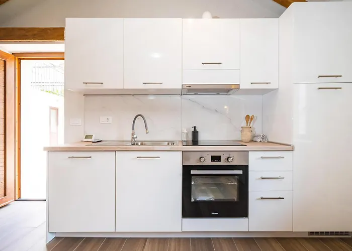 6 Bedroom In *