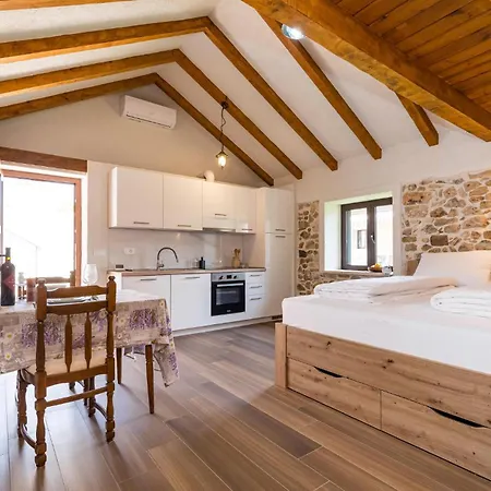 Pet Friendly In With Kitchen * Murvica (Policnik)