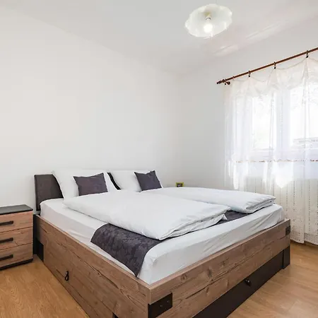 Pet Friendly In With Kitchen *