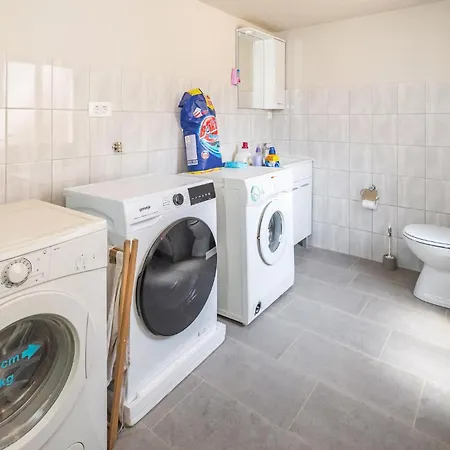 Pet Friendly In With Kitchen *