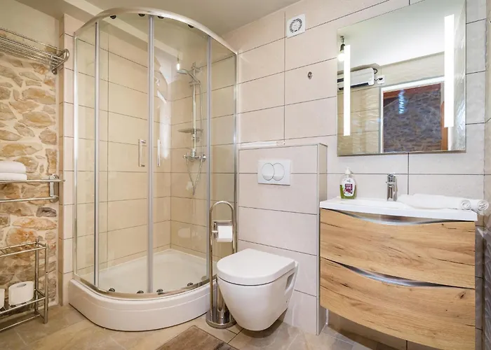 6 Bedroom In